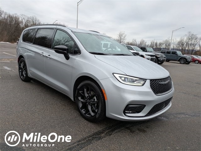 2026 Chrysler Pacifica Select's photo