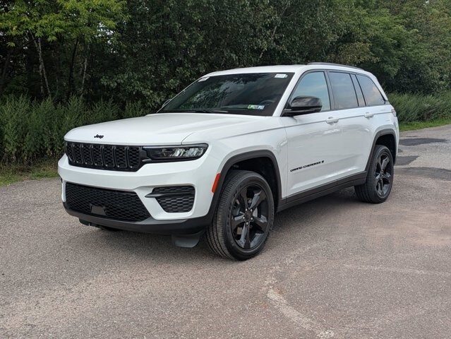 2025 Jeep Grand Cherokee Laredo photo 3