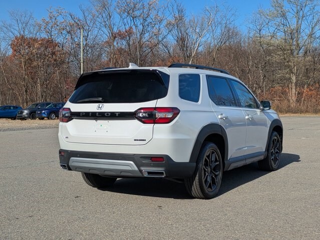 2025 Honda Pilot Touring photo 3