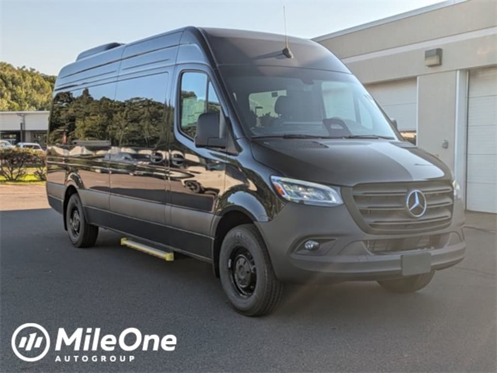 New 2025 Mercedes-Benz Sprinter 2500 Passenger 170 WB RWD Minivan/Van