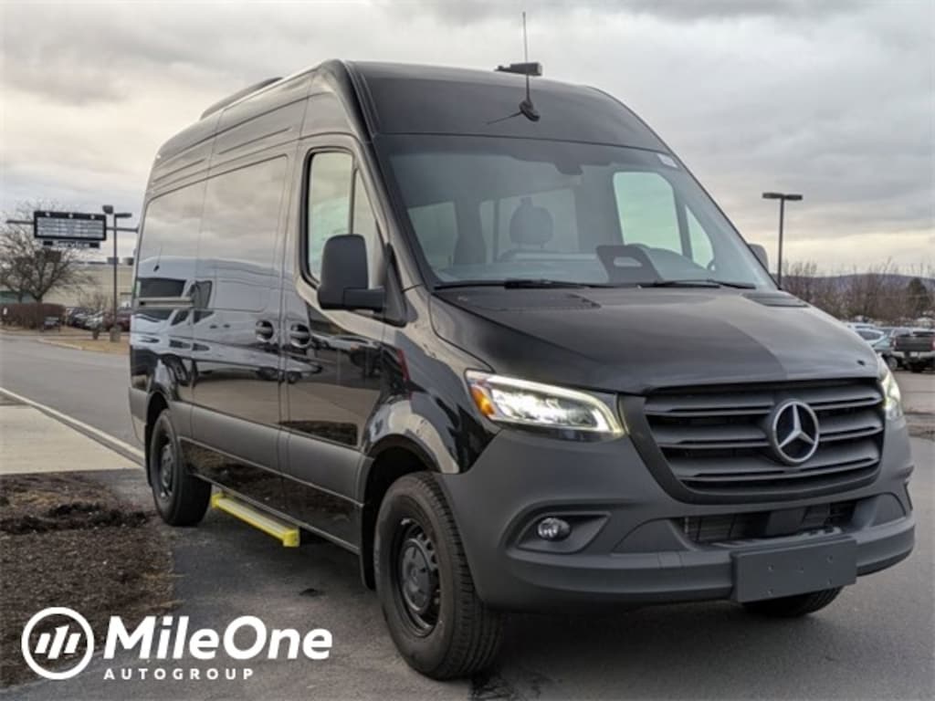 New 2025 Mercedes-Benz Sprinter 2500 Passenger 144 WB RWD Minivan/Van