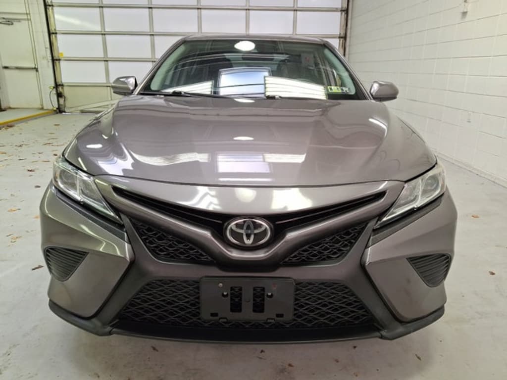 Used 2020 Toyota Camry SE Sedan