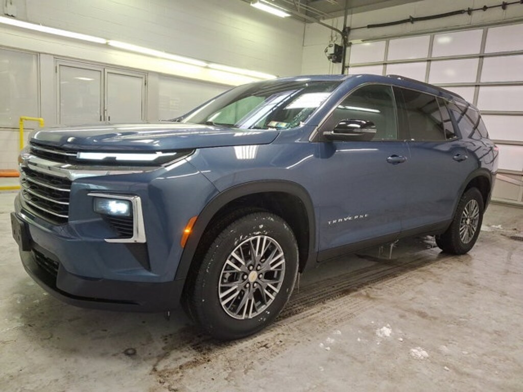 Used 2025 Chevrolet Traverse LT SUV