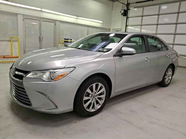2016 Toyota Camry XLE photo 3