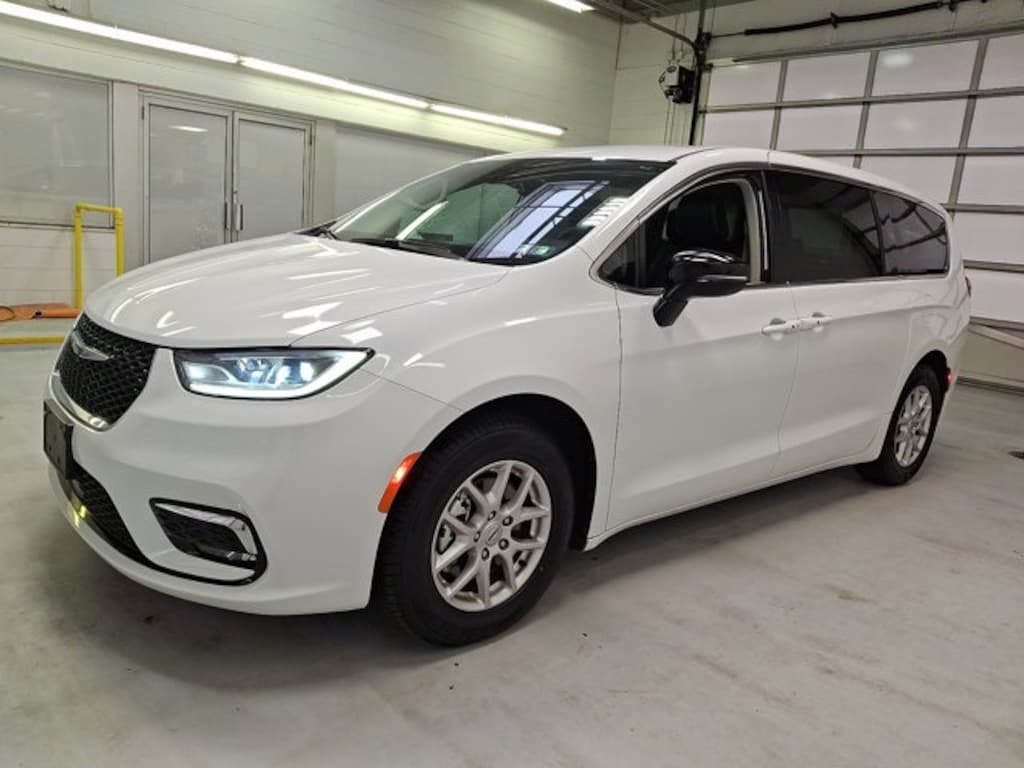 Used 2024 Chrysler Pacifica Touring L Minivan/Van