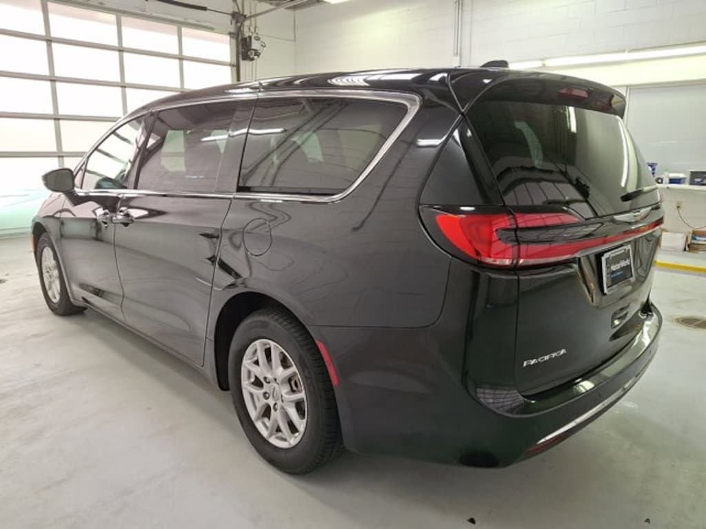 Used 2024 Chrysler Pacifica Touring L Minivan/Van