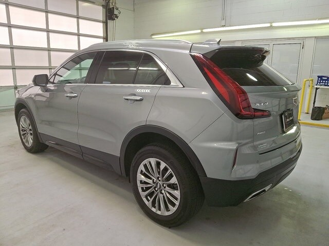 2025 Cadillac XT4 Premium Luxury photo 3