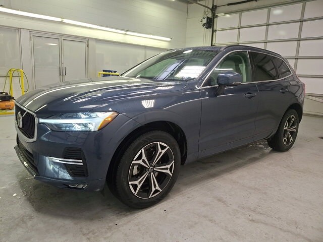 2022 Volvo XC60 B5 Momentum photo 3