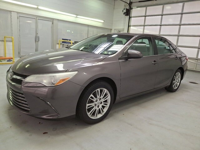 2015 Toyota Camry LE photo 3