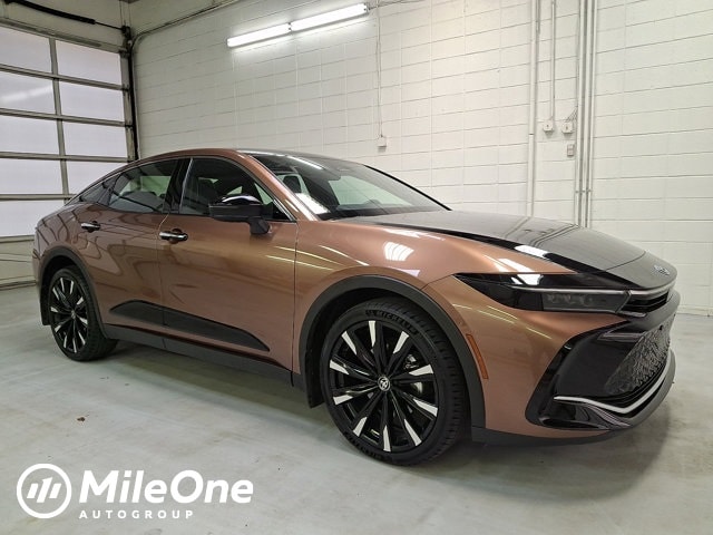 2023 Toyota Crown Platinum's photo