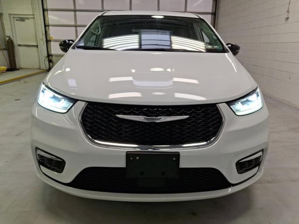 Used 2024 Chrysler Pacifica Touring L Minivan/Van