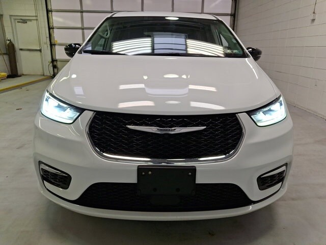2024 Chrysler Pacifica Touring L photo 2