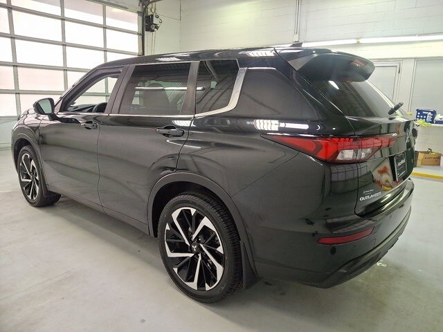 2022 Mitsubishi Outlander ES photo 2