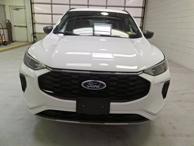 2023 Ford Escape ST-Line photo 2