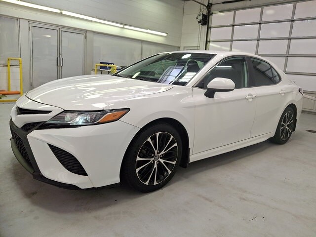 2020 Toyota Camry SE photo 3