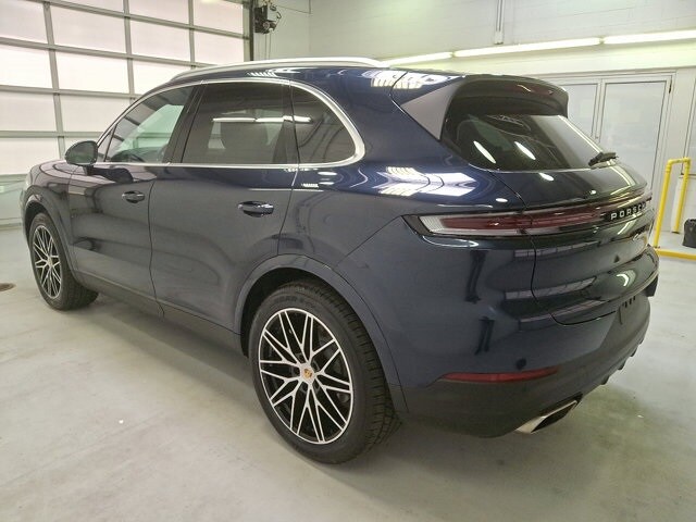 2024 Porsche Cayenne Base photo 3