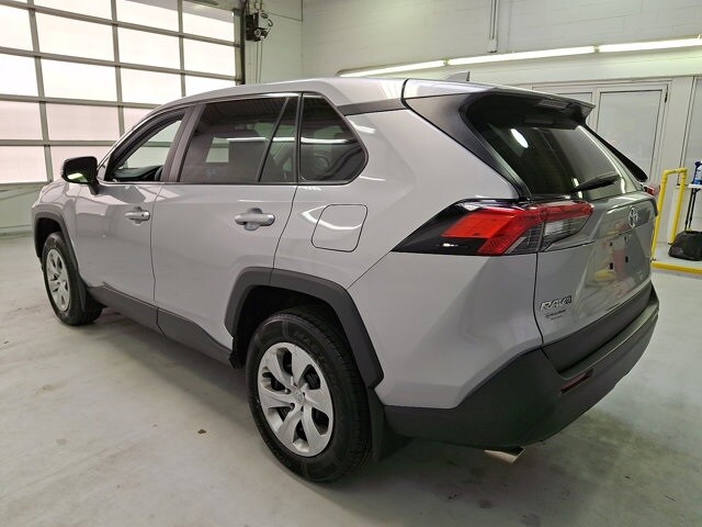 2022 Toyota RAV4 LE photo 4