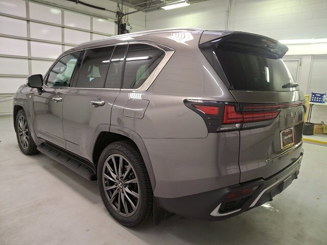 2023 Lexus LX 600 F SPORT photo 3