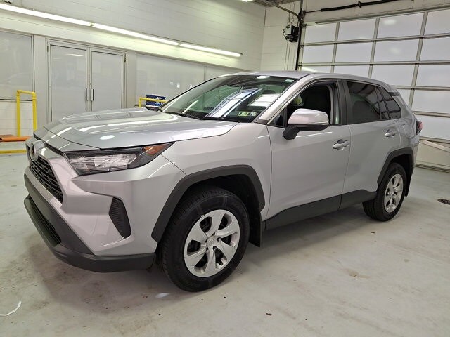 2022 Toyota RAV4 LE photo 3