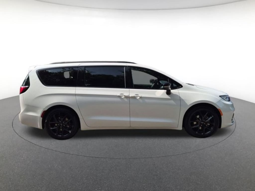 Used 2025 Chrysler Pacifica Limited Minivan/Van