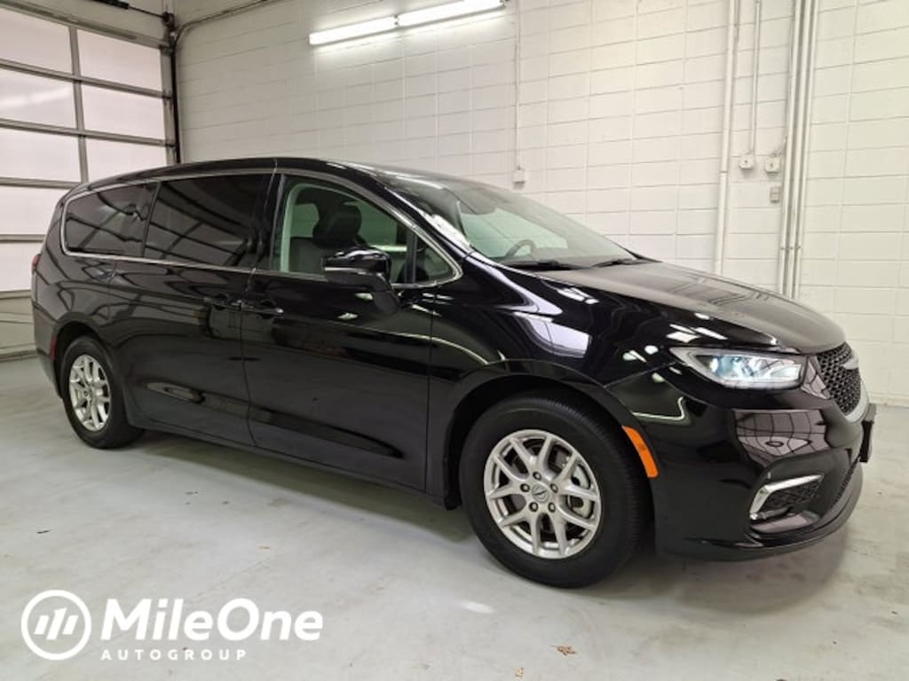 Used 2024 Chrysler Pacifica Touring L Minivan/Van