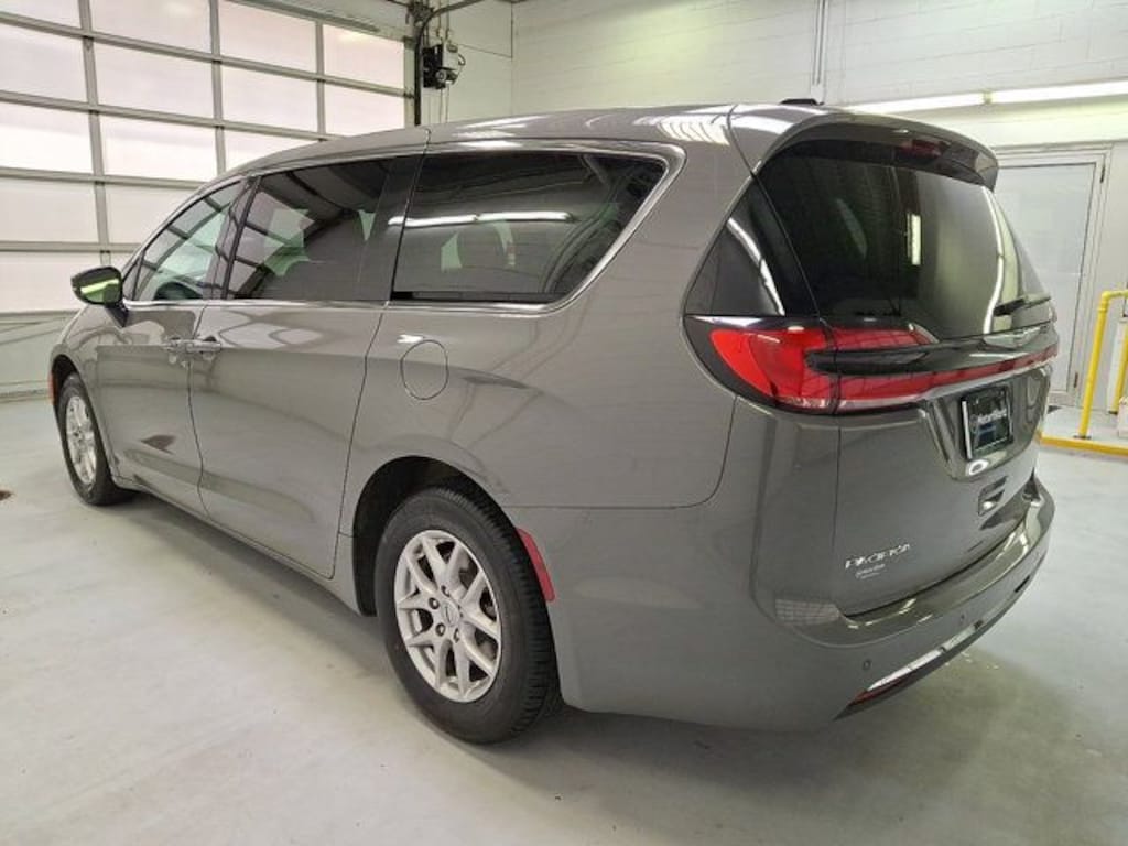 Used 2025 Chrysler Pacifica Select Minivan/Van