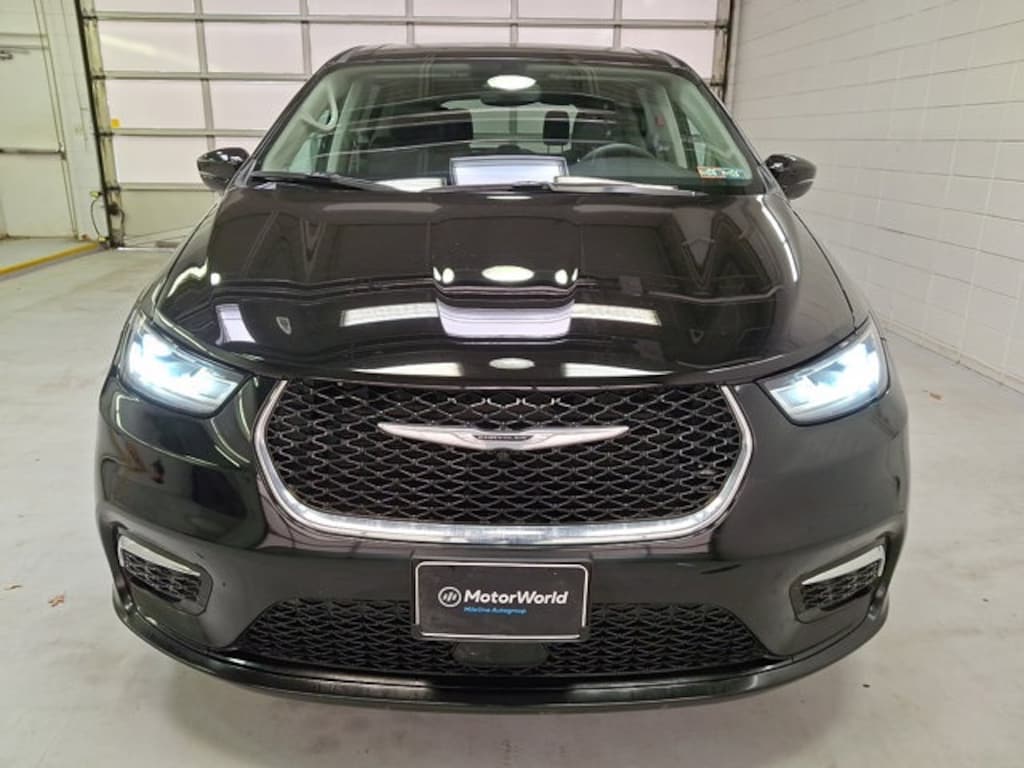 Used 2024 Chrysler Pacifica Touring L Minivan/Van