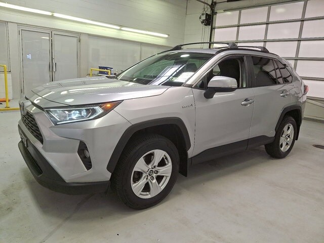 2020 Toyota RAV4 Hybrid XLE photo 3