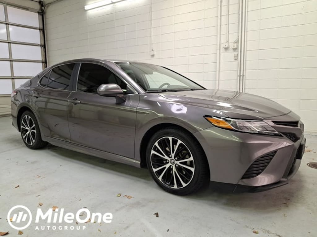Used 2020 Toyota Camry SE Sedan