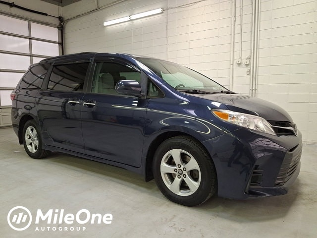 2019 Toyota Sienna LE's photo