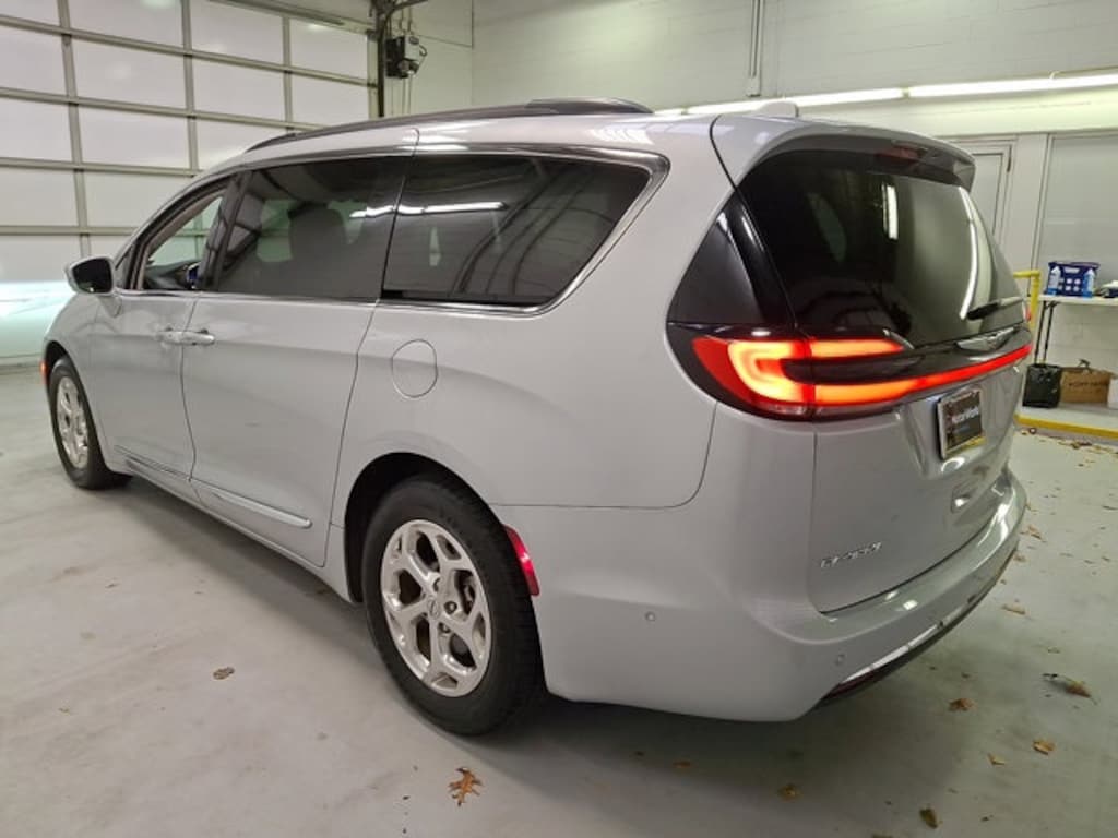 Used 2022 Chrysler Pacifica Limited Minivan/Van