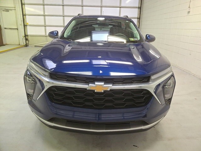 2024 Chevrolet Trax LT photo 2