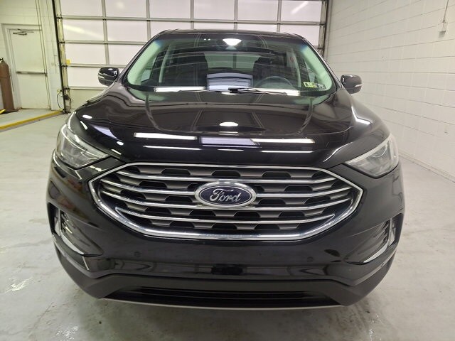 2024 Ford Edge Titanium photo 2