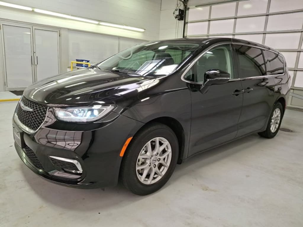 Used 2024 Chrysler Pacifica Touring L Minivan/Van