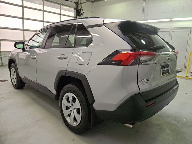 2020 Toyota RAV4 LE photo 3