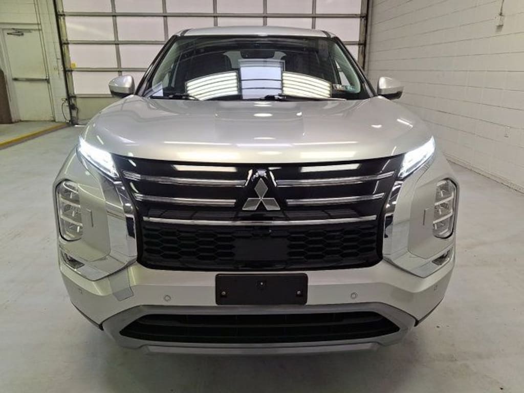 Used 2025 Mitsubishi Outlander SE SUV