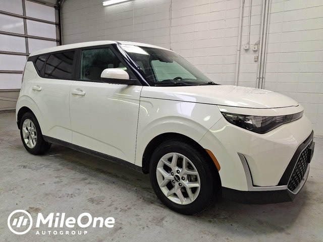 2023 Kia Soul LX's photo