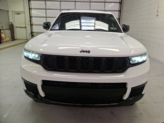 2022 Jeep Grand Cherokee Altitude photo 2