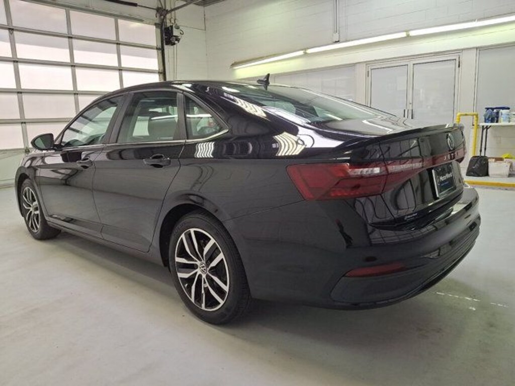 Used 2025 Volkswagen Jetta 1.5T SE Sedan