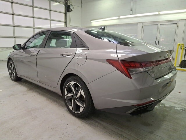 2021 Hyundai Elantra SEL photo 3