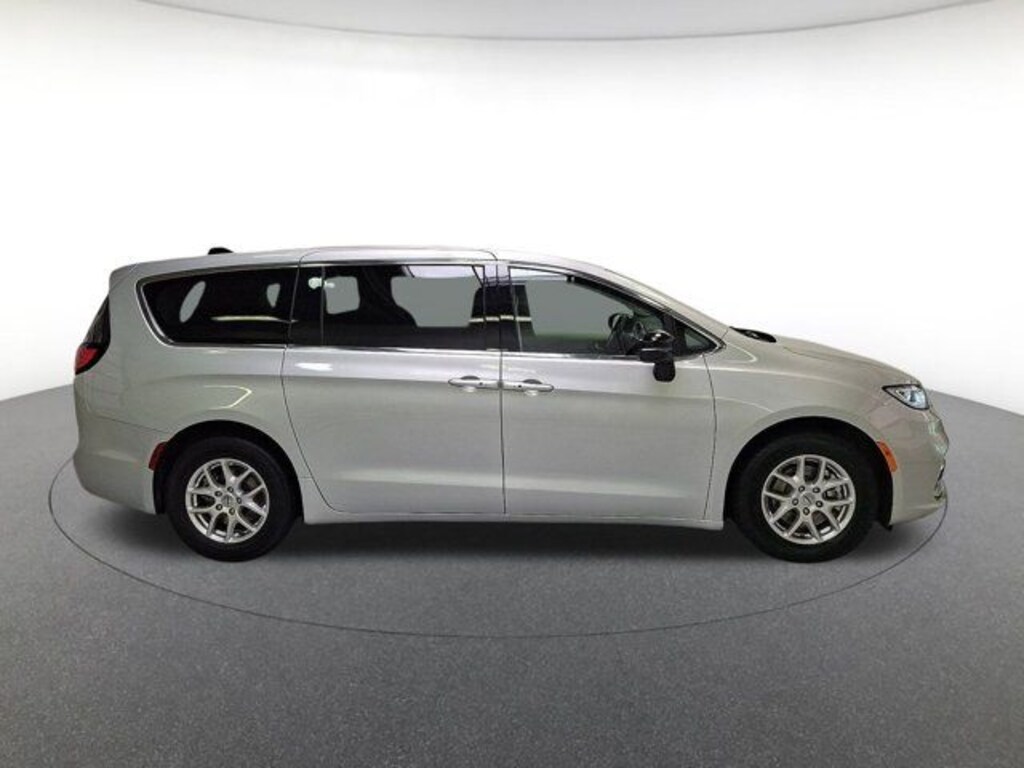 Used 2024 Chrysler Pacifica Touring L Minivan/Van