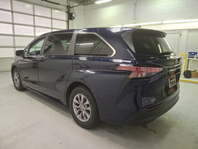 2021 Toyota Sienna LE photo 4