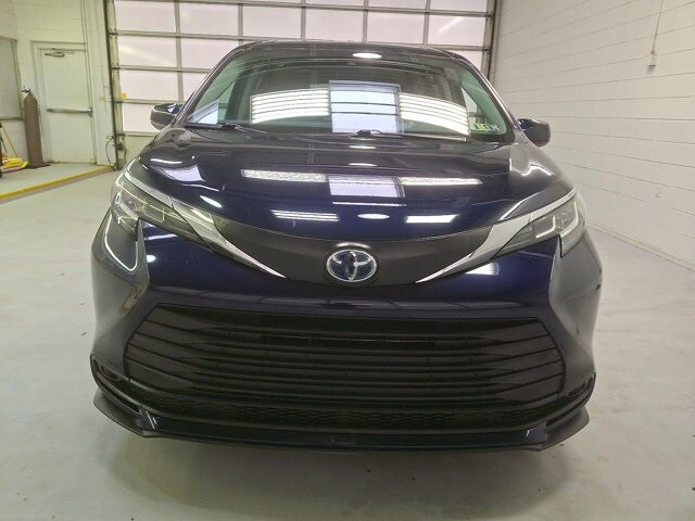 2021 Toyota Sienna LE photo 2