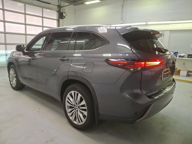2024 Toyota Highlander Hybrid Platinum photo 3