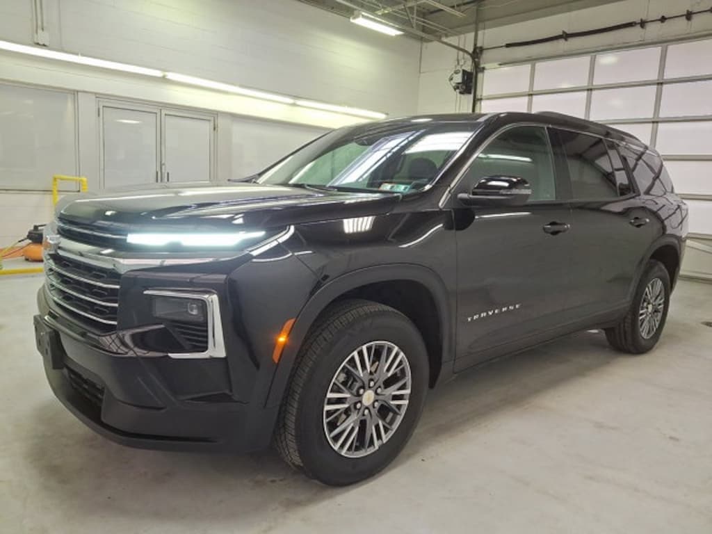 Used 2025 Chevrolet Traverse LT SUV