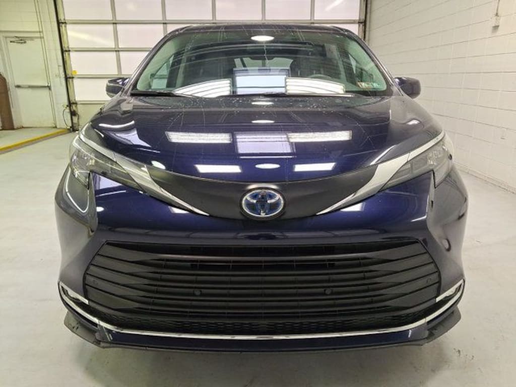 Used 2024 Toyota Sienna XLE Minivan/Van