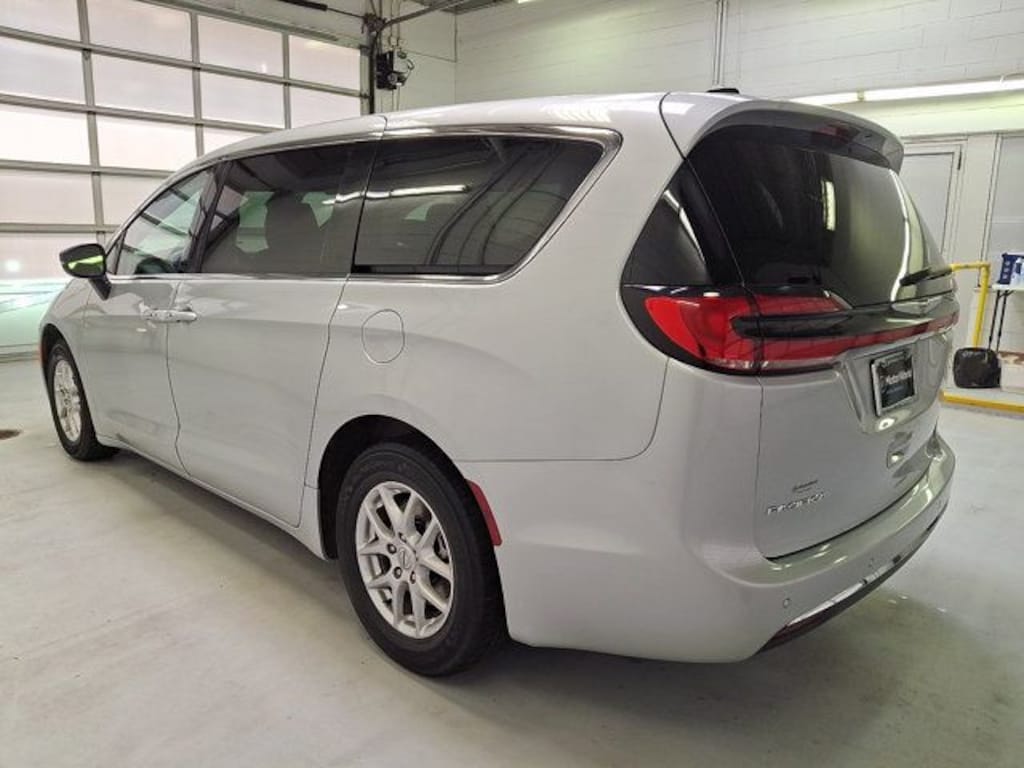 Used 2024 Chrysler Pacifica Touring L Minivan/Van