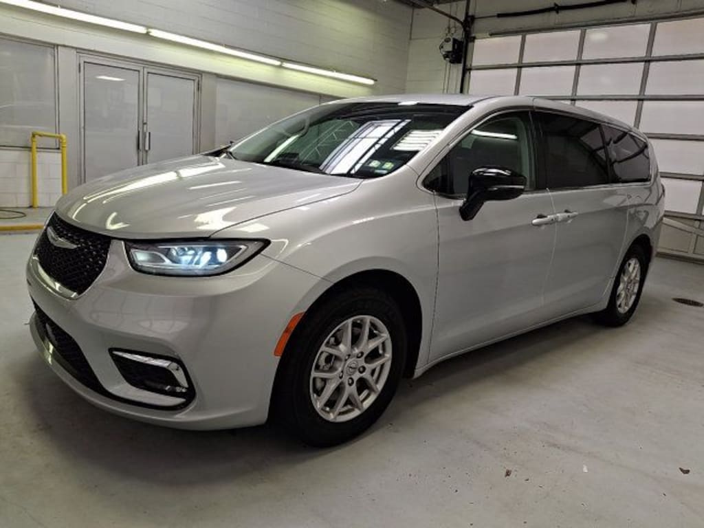 Used 2024 Chrysler Pacifica Touring L Minivan/Van