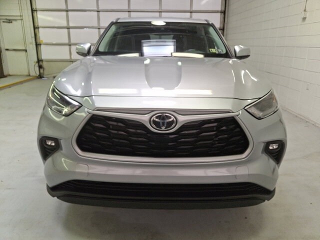 2023 Toyota Highlander LE photo 2