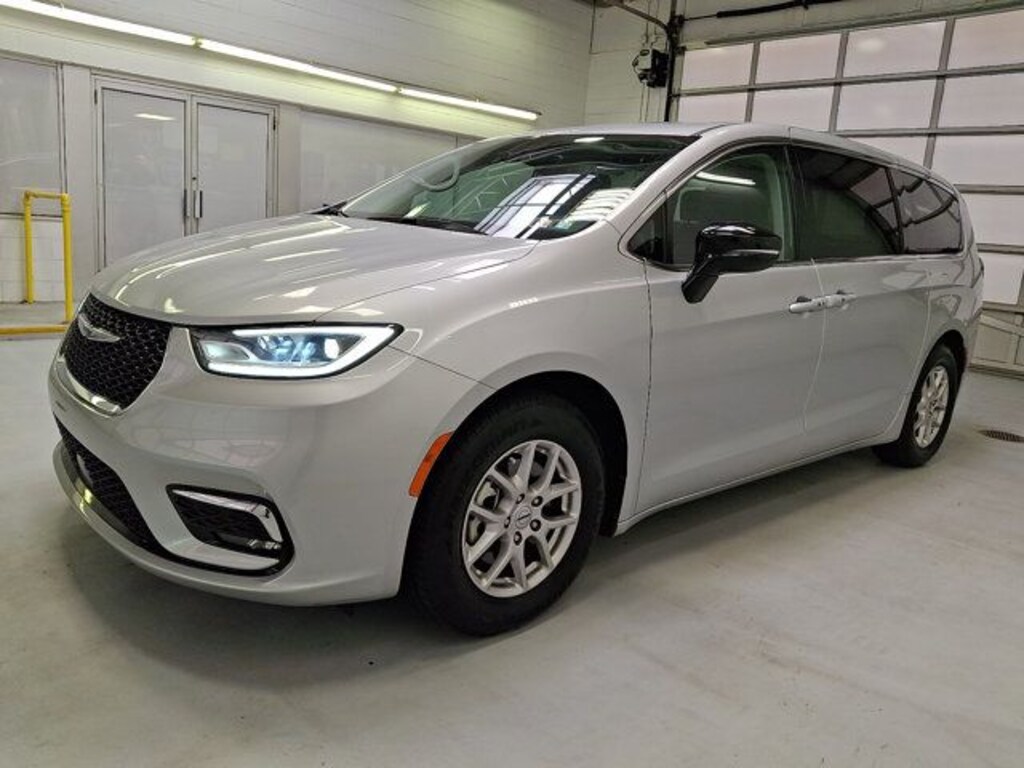 Used 2024 Chrysler Pacifica Touring L Minivan/Van